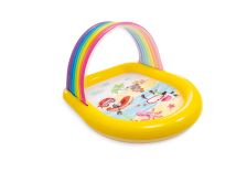 Piscine arc-en-ciel avec jets d'eau